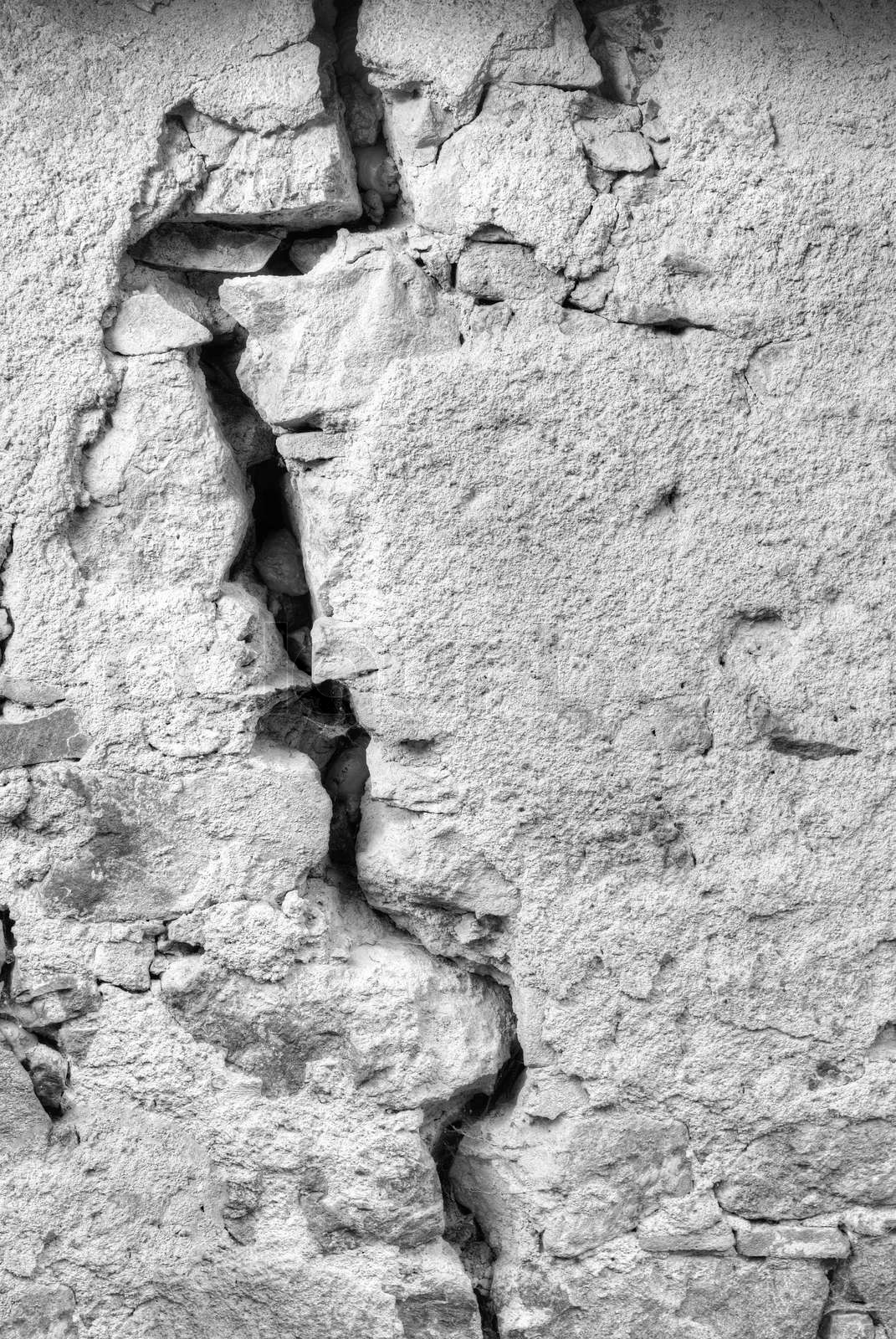 großer Riss in eine Hauswand in schwarz und weiß | Stock Bild | Colourbox