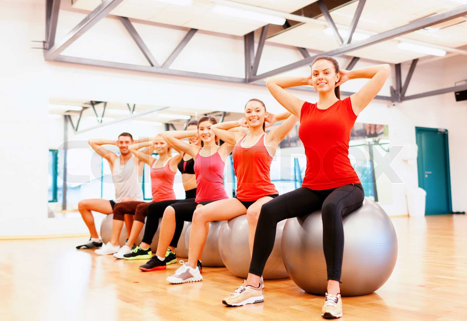 Спортивную найти работу. Групповые тренировки. Групповые тренировки фитнес. Групповая фотосессия класса в спортивном зале. Фото групповые тренировки по фитнесу.