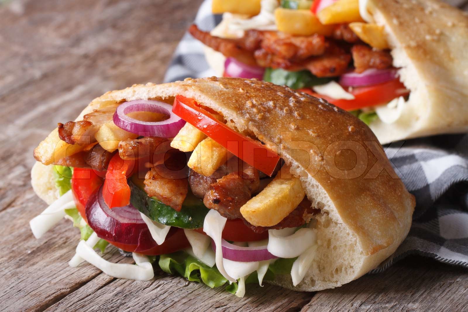 zwei Döner Kebap mit Fleisch, Gemüse und Pommes frites im Pita-Brot ...
