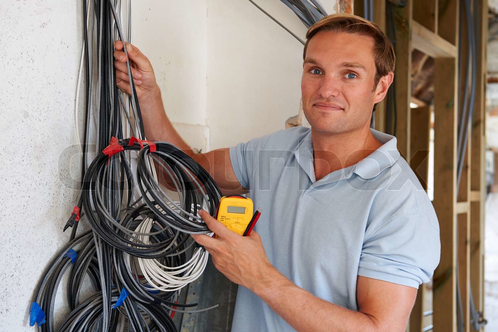 Elektriker In Der Nähe Jetzt Geöffnet Elektriker, die passende Verkabelung auf Baustelle | Stock Bild | Colourbox