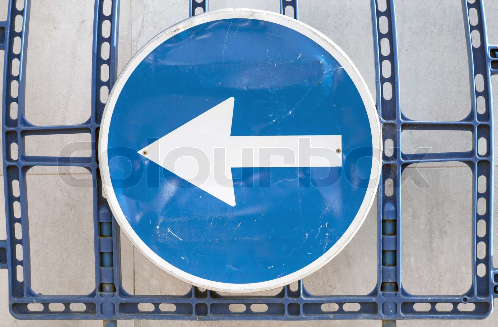Blaues Schild Mit Rotem Und Weißem Pfeil Blaues Schild mit weißer Pfeil nach links | Stock Bild | Colourbox