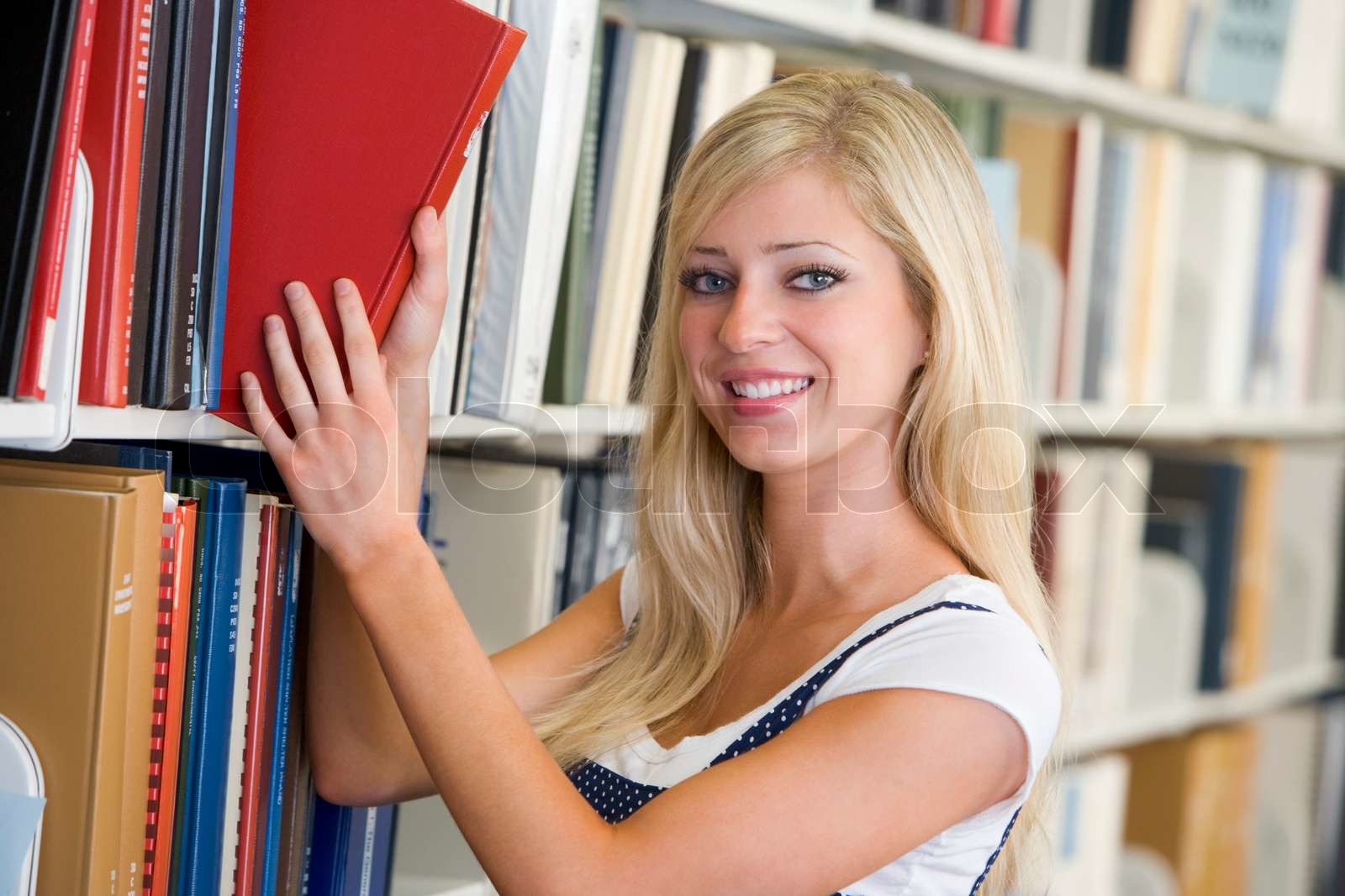 studentin-auswahl-buch-aus-der-bibliothek-regal-stock-bild-colourbox