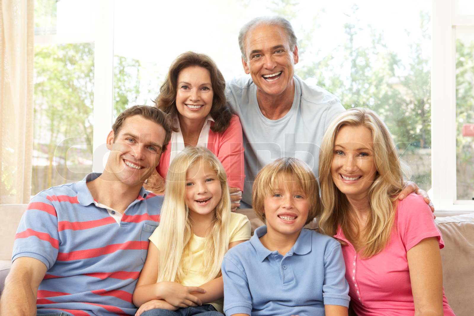 Extended Family zu Hause entspannen Zusammen | Stock Bild | Colourbox