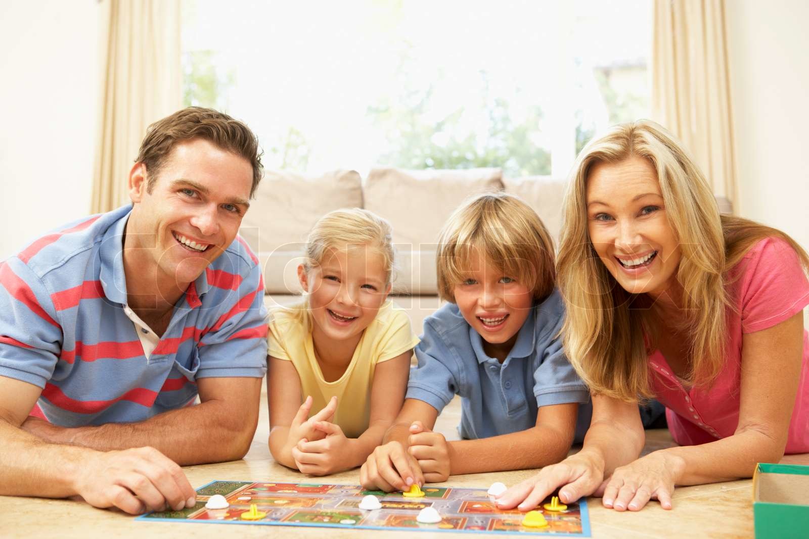 Familie Playing Board Game At Home | Stock foto | Colourbox
