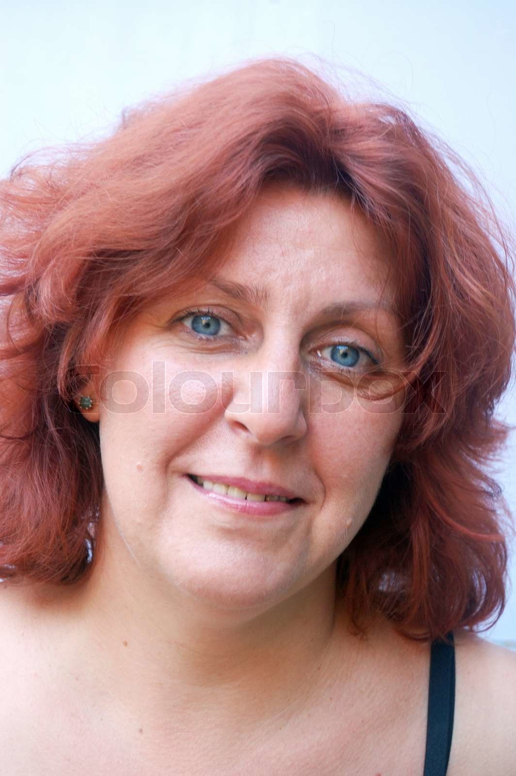 Porträt einer mittleren Alters, blauäugige Frau mit roten Haaren Stock Bild Colourbox