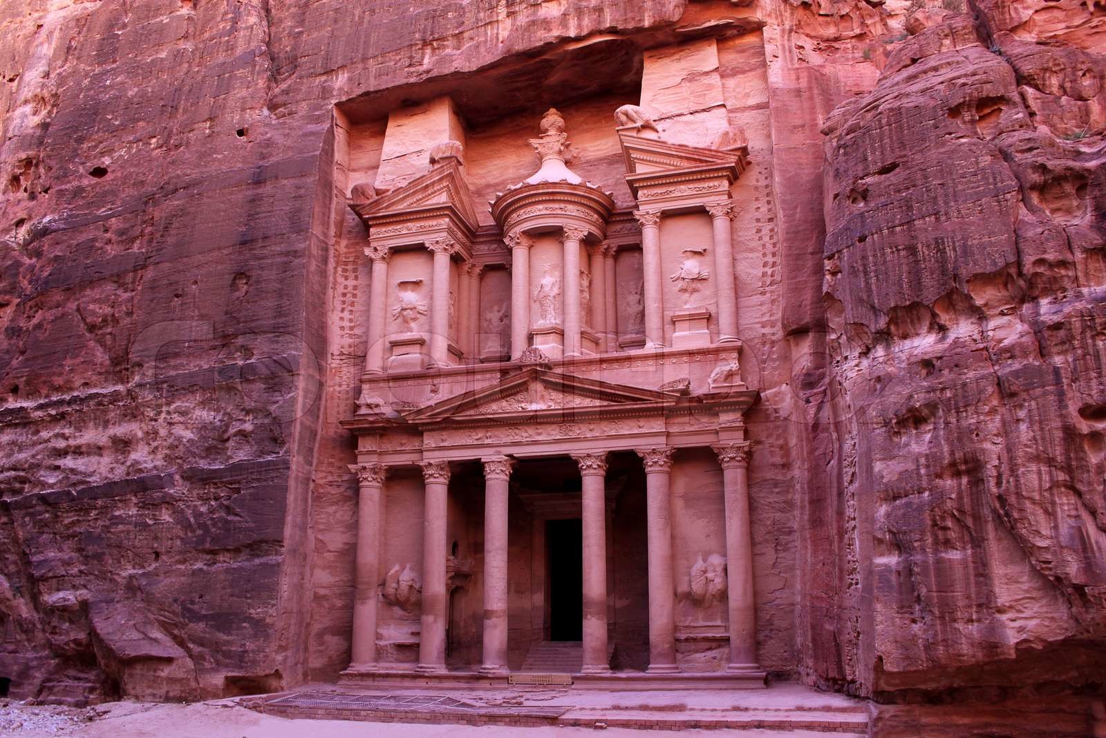 Antike Felsenstadt Petra in Jordanien gebaut | Stock Bild | Colourbox