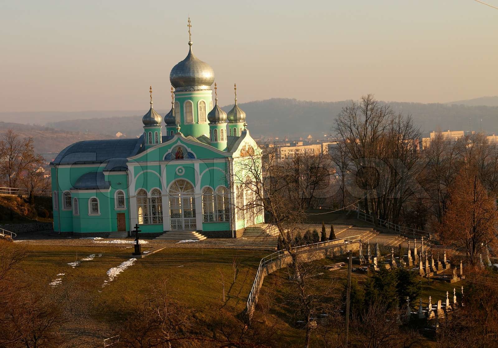 orthodoxen Kirche und Kirchhof in der Ukraine Stock Bild Colourbox