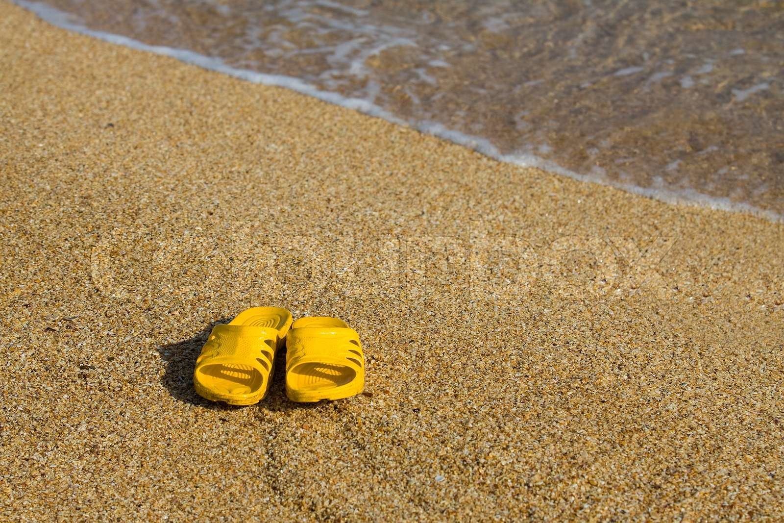 Sandaler på stranden ved vandkanten. | Stock foto | Colourbox