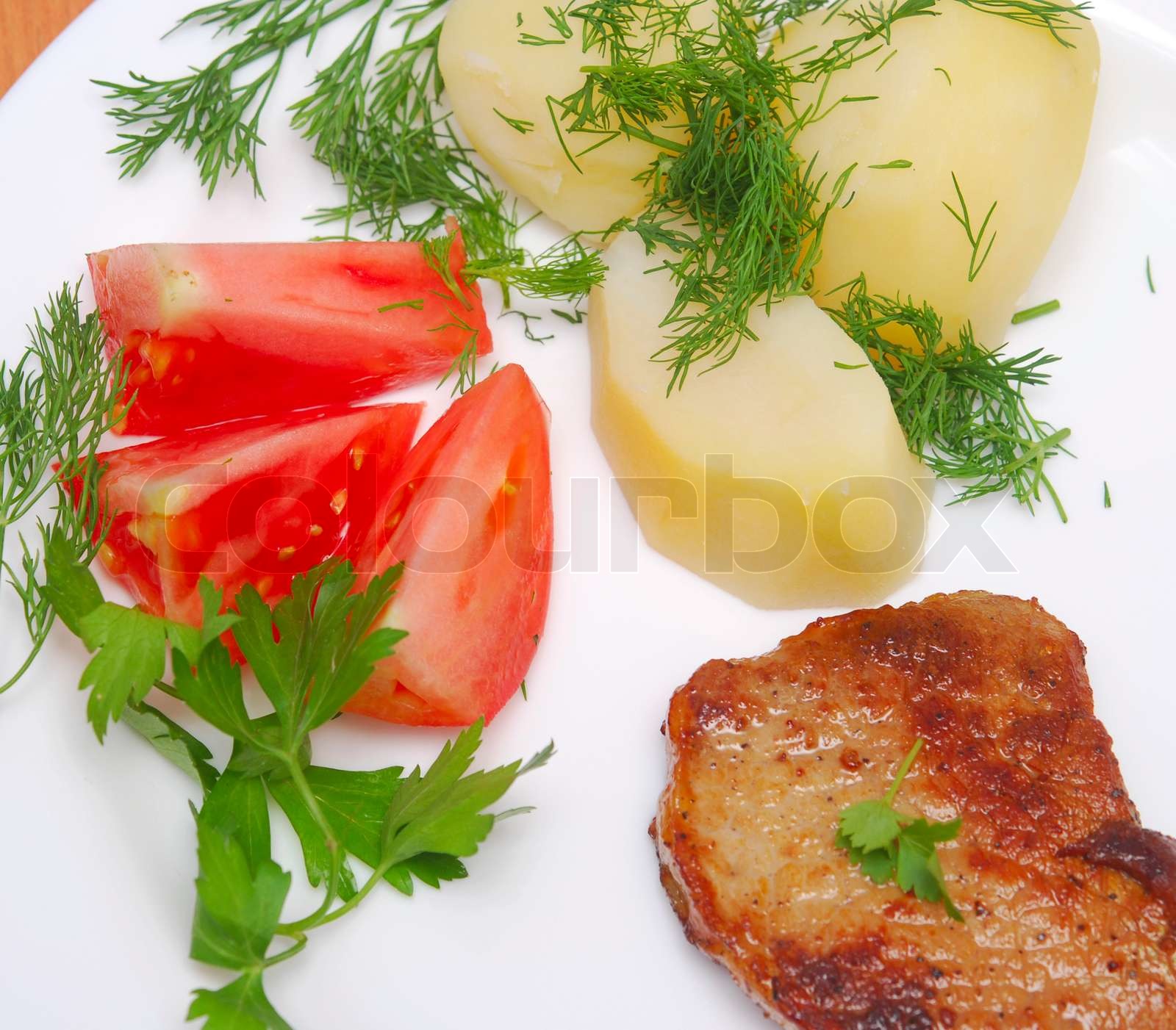 gebratenes Fleisch mit Gemüse auf dem Teller | Stock Bild | Colourbox