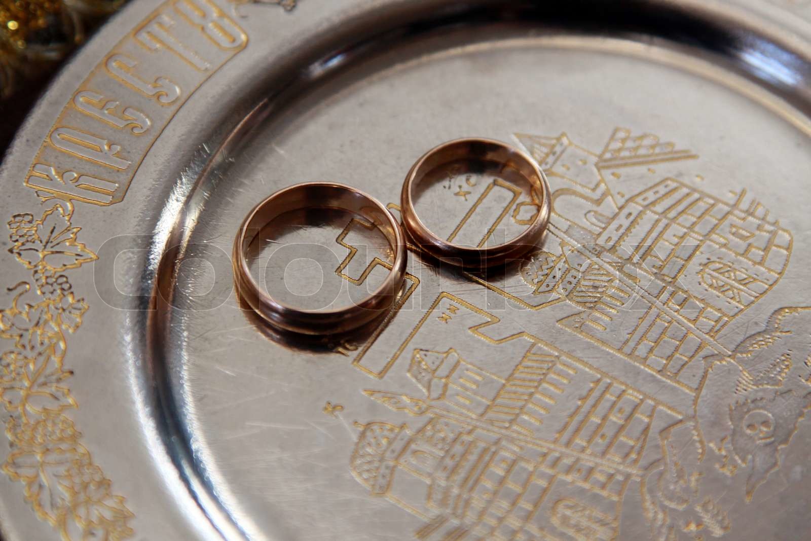 Trauringe in der orthodoxen Kirche vor der Trauung Stock Bild Colourbox