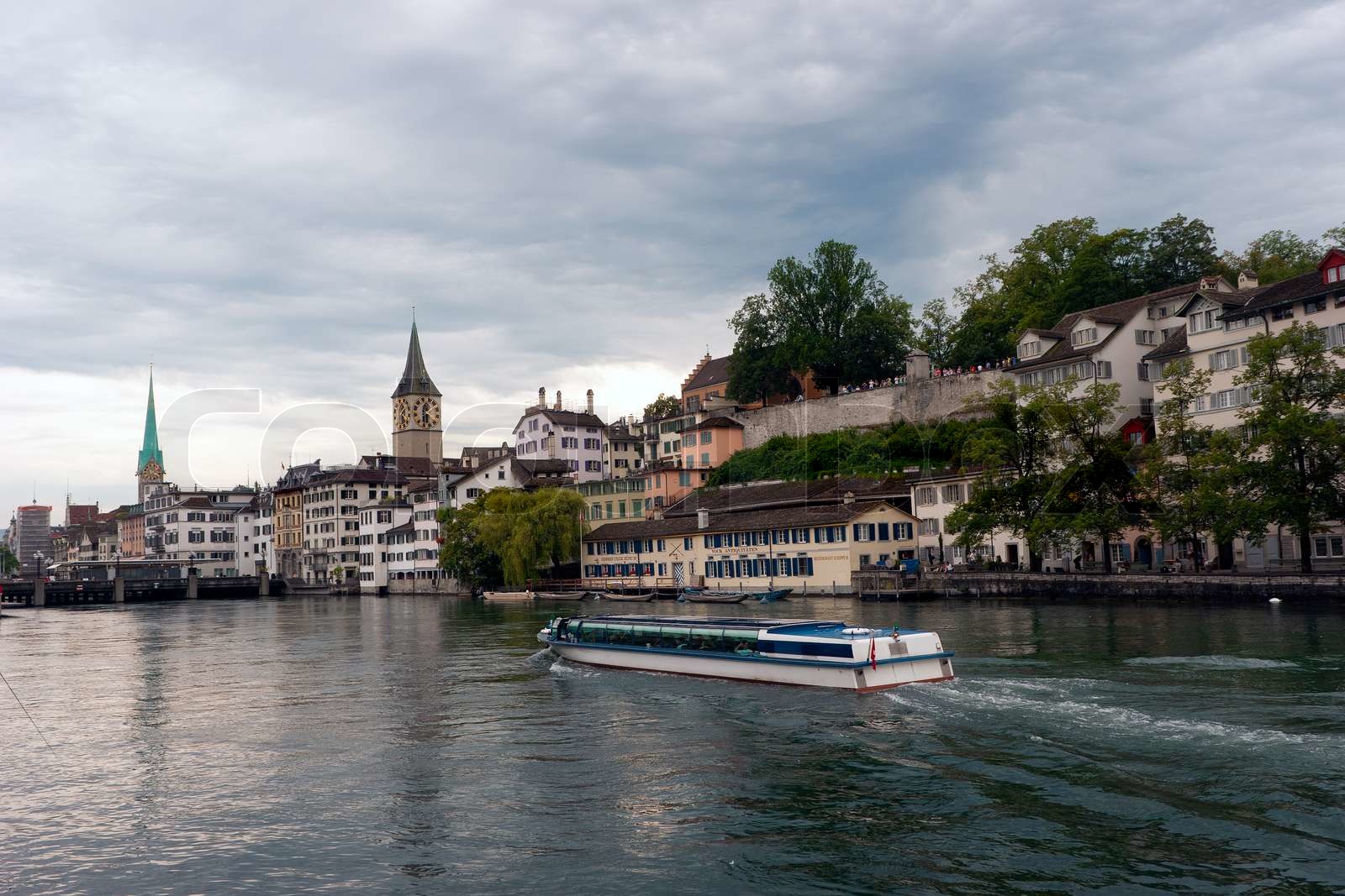 Zürich Innenstadt über den Fluss Limmat, Schweiz | Stock Bild | Colourbox