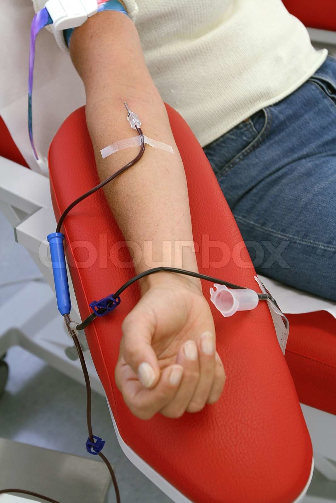 Spritze Aufnahme von roten Blutkörperchen von einem männlichen Arm Stock Bild Colourbox Spritze Aufnahme von roten Blutkörperchen von einem männlichen Arm Stock Bild Colourbox