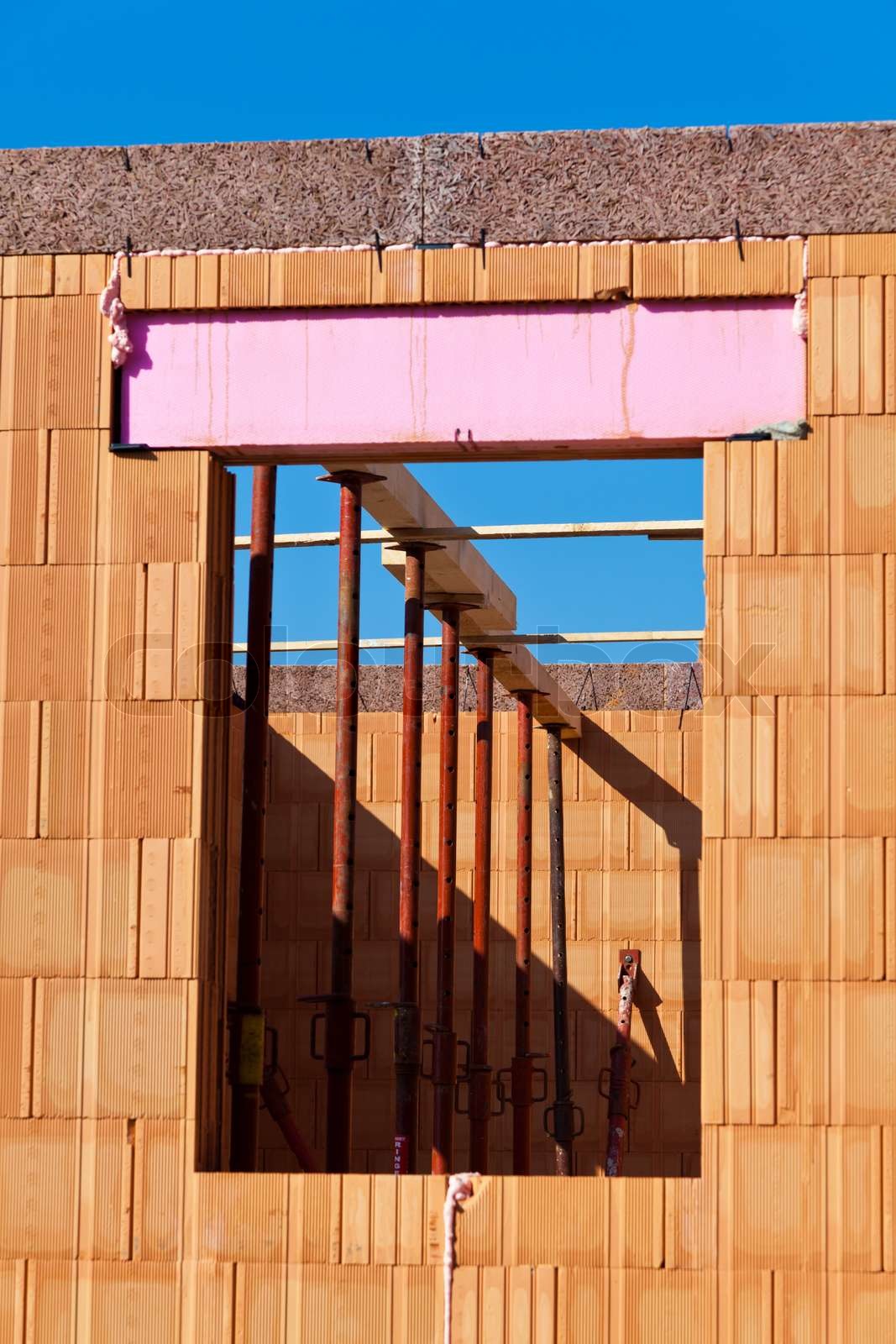 En mursten skallen af ??et hus i massiv konstruktion. Stock foto