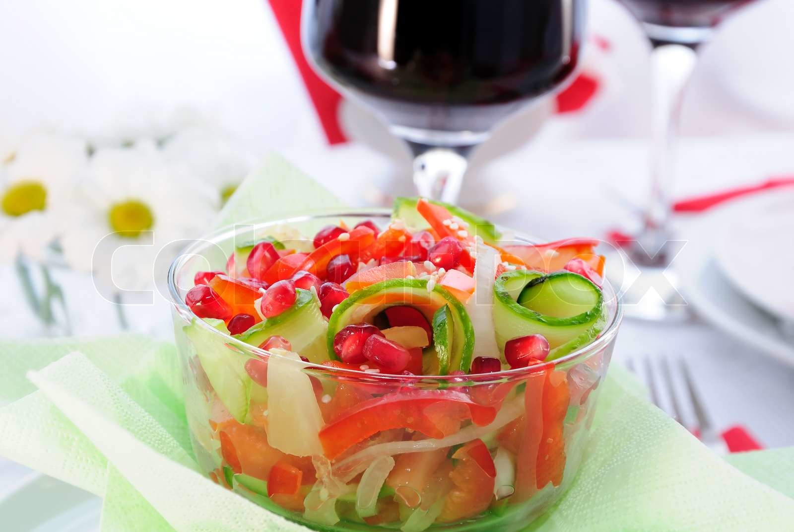 Obst-und Gemüse-Salat mit Granatapfel und Sesam | Stock Bild | Colourbox