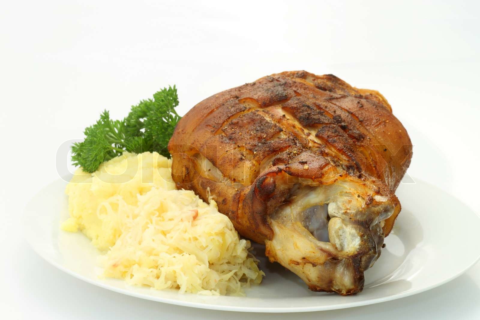 Bayerische gerösteten Eisbein mit Sauerkraut und Kartoffelpüree auf ...