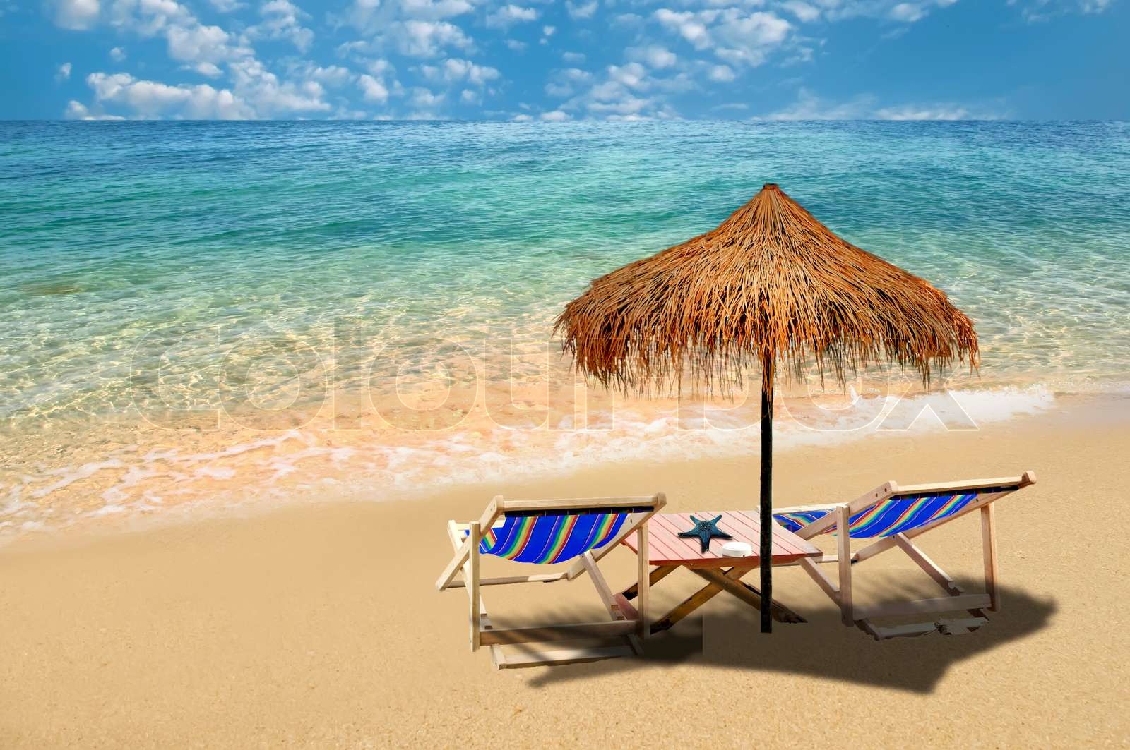 Beach stole med paraply og smukke strand | Stock foto | Colourbox