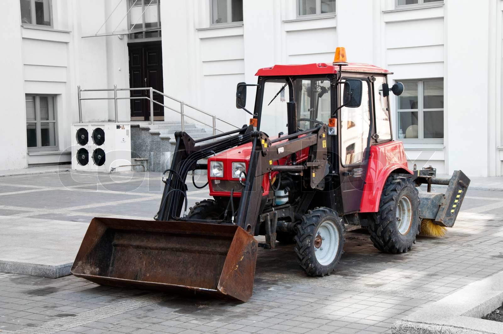 røde traktor står på gaden i sort og hvid Colores | Stock foto | Colourbox
