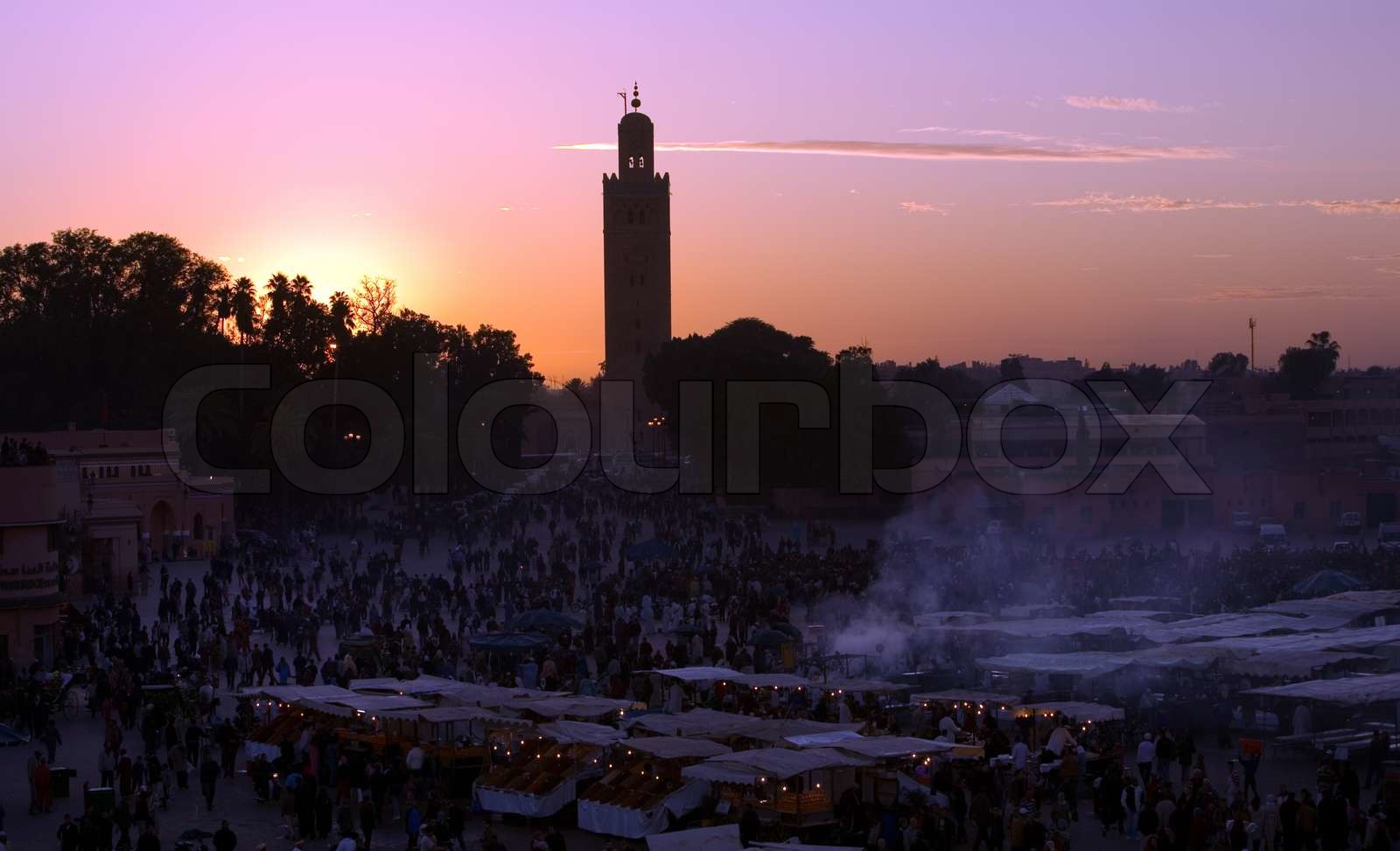 Sonnenuntergang am Djemaa El- Fna und Koutoubia Moschee, Marrakesch ...