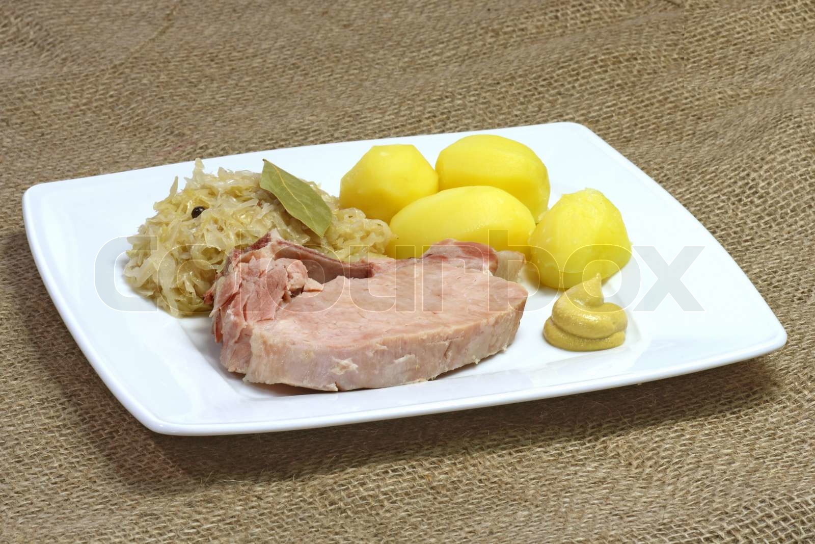 Traditionelle Deutsch Schweinefleisch mit Sauerkraut und Kartoffeln Stock Bild Colourbox
