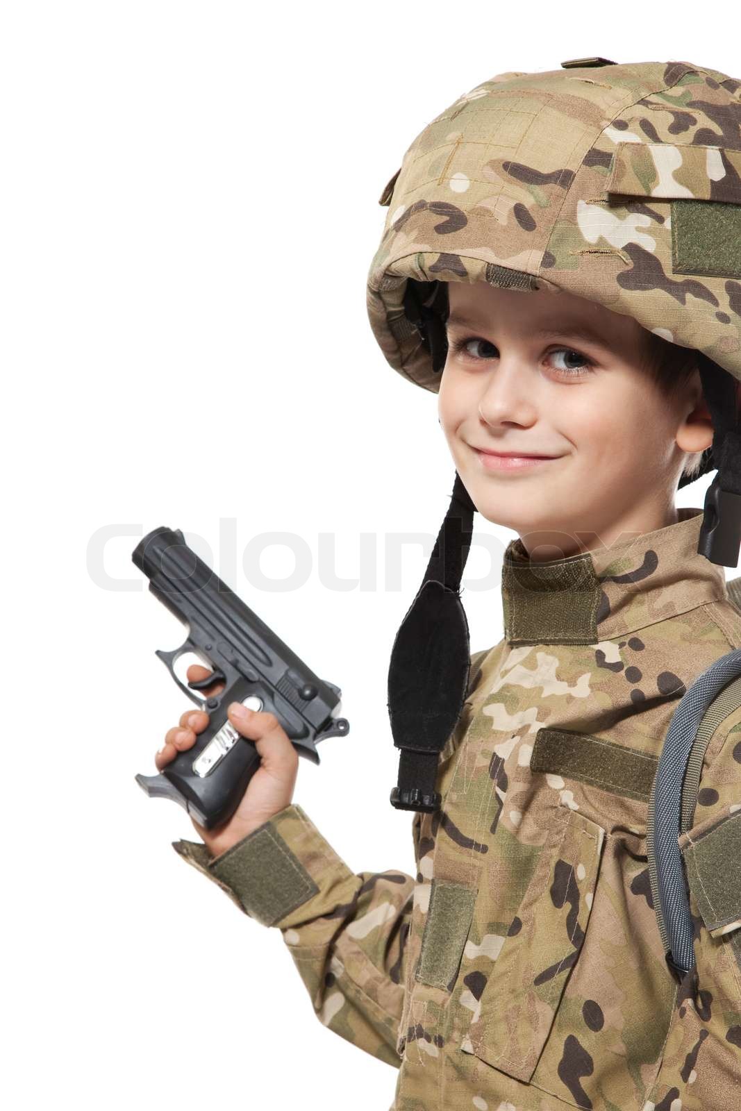 Junge wie ein Soldat mit Gewehr auf weißem gekleidet | Stock Bild ...
