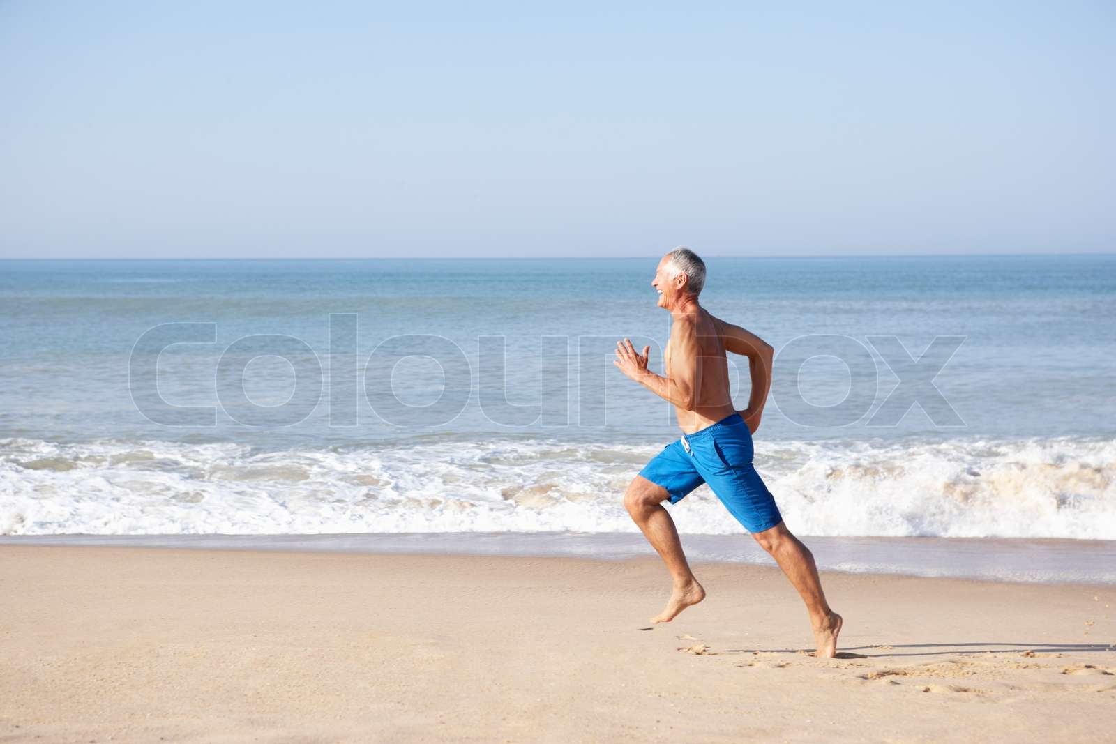 Alter Mann läuft am Strand Stock Bild Colourbox