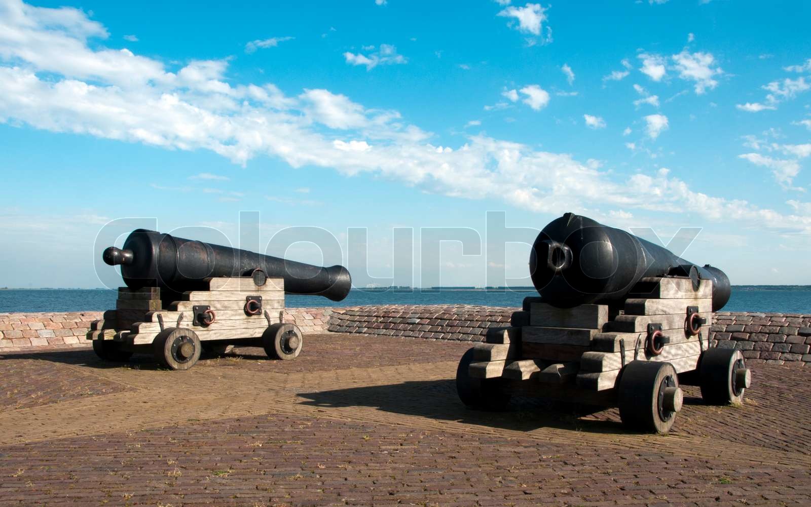 Kanoner Fra Krigen I Holland Med Bl Himmel Som Baggrund Stock Foto kanoner-fra-krigen-i-holland-med-bl-himmel-som-baggrund-stock-foto