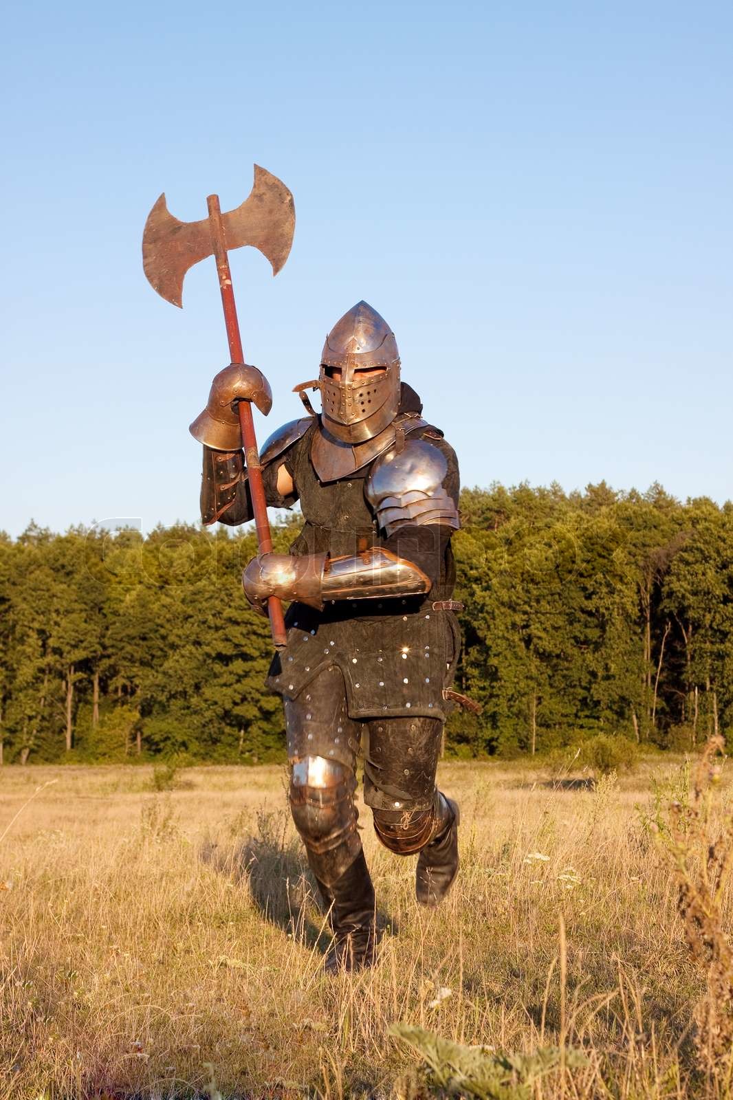Middelalder ridder i marken med en økse | Stock foto | Colourbox
