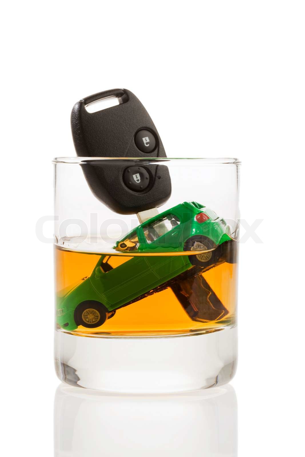 Bilnøgler og en krukke af alkohol på et bord | Stock foto | Colourbox
