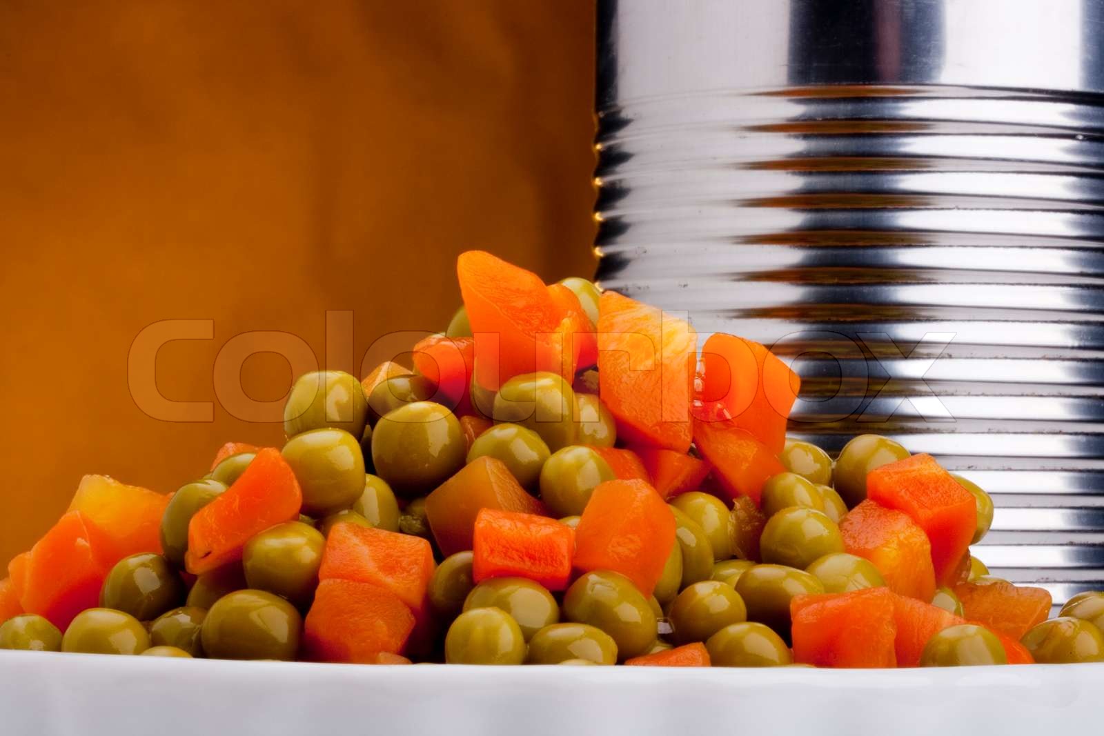 Canned Erbsen und Möhren aus der Dose. Stock Bild Colourbox