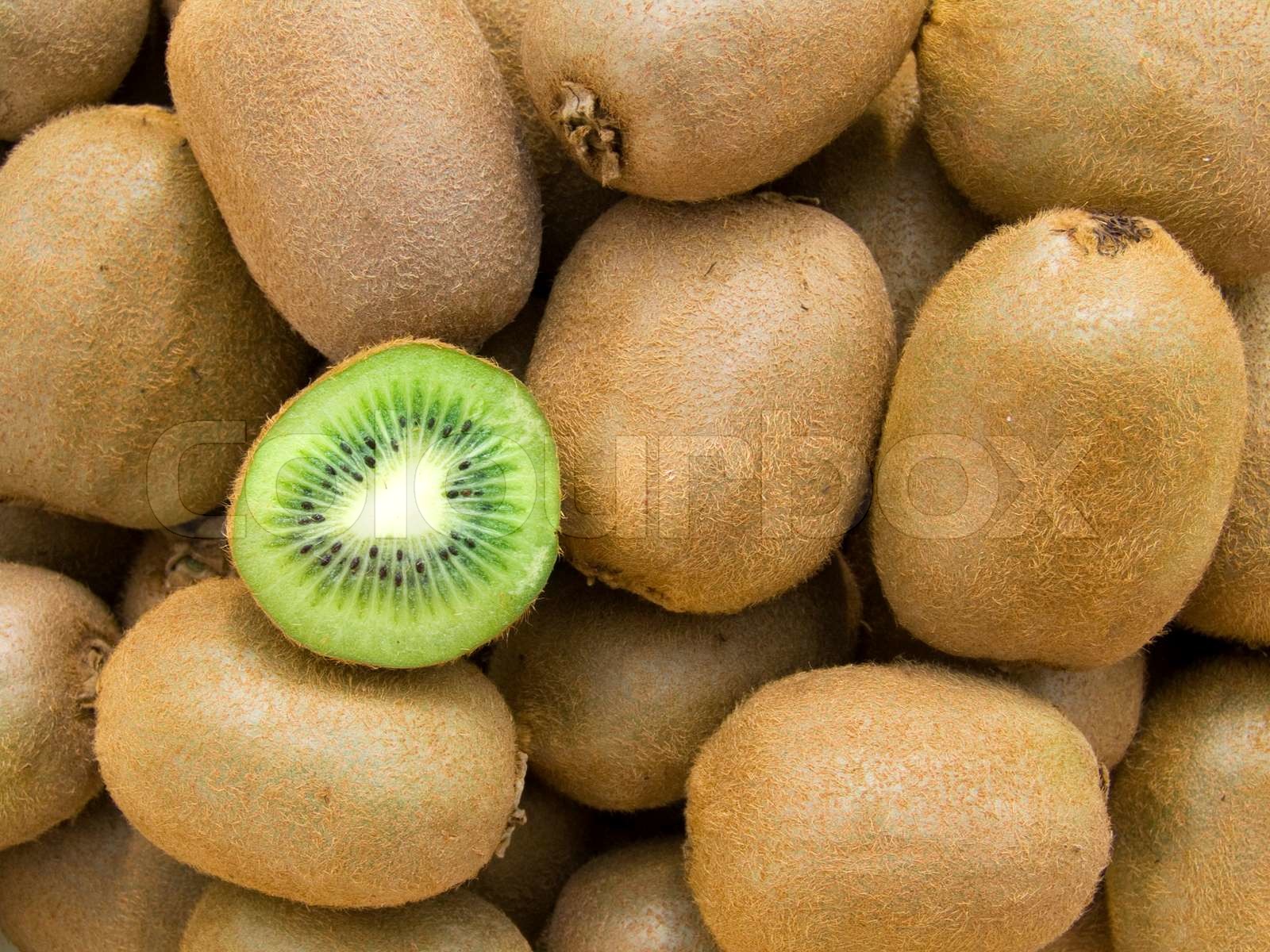 Der große Kiwis, mit einem Schnitt auf die Hälfte und halb Stock Bild