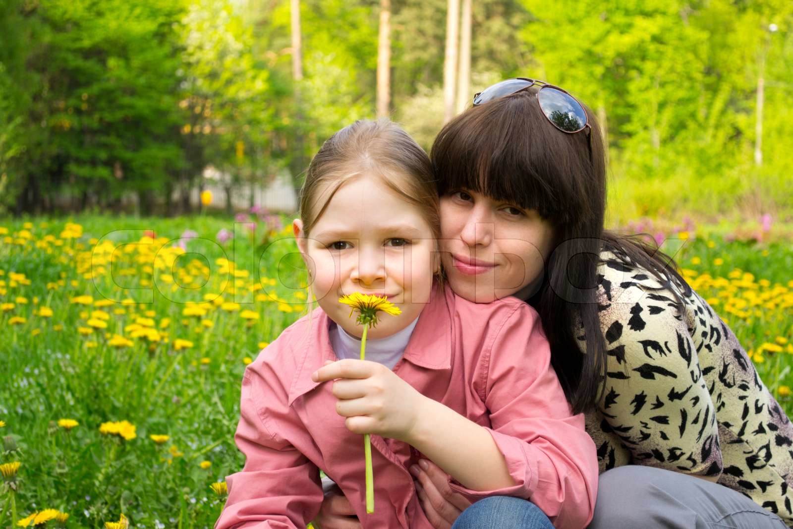 Green daughter. Робин миллс. Дочка рейчел и росса сейчас. Фото дочь зеленого. Дочка лежит на маме.
