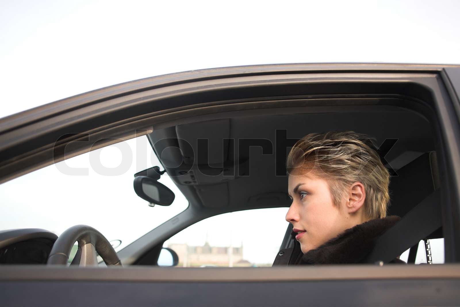 Seit Wann Dürfen Frauen In Deutschland Autofahren hübsche Frau Autofahren die Hände am Lenkrad | Stock Bild | Colourbox