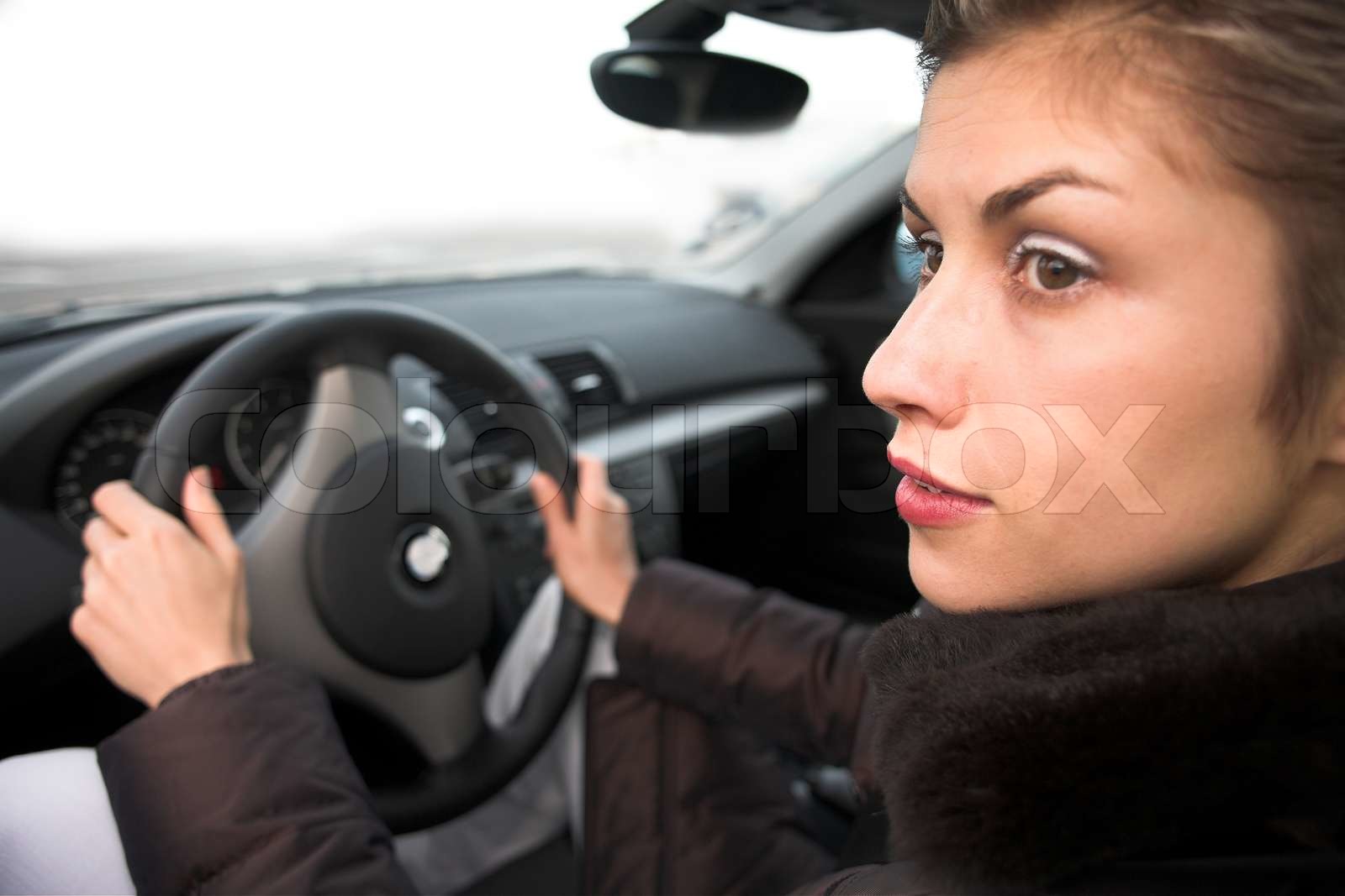 Seit Wann Dürfen Frauen In Deutschland Autofahren hübsche Frau Autofahren die Hände am Lenkrad und sah auf der linken
