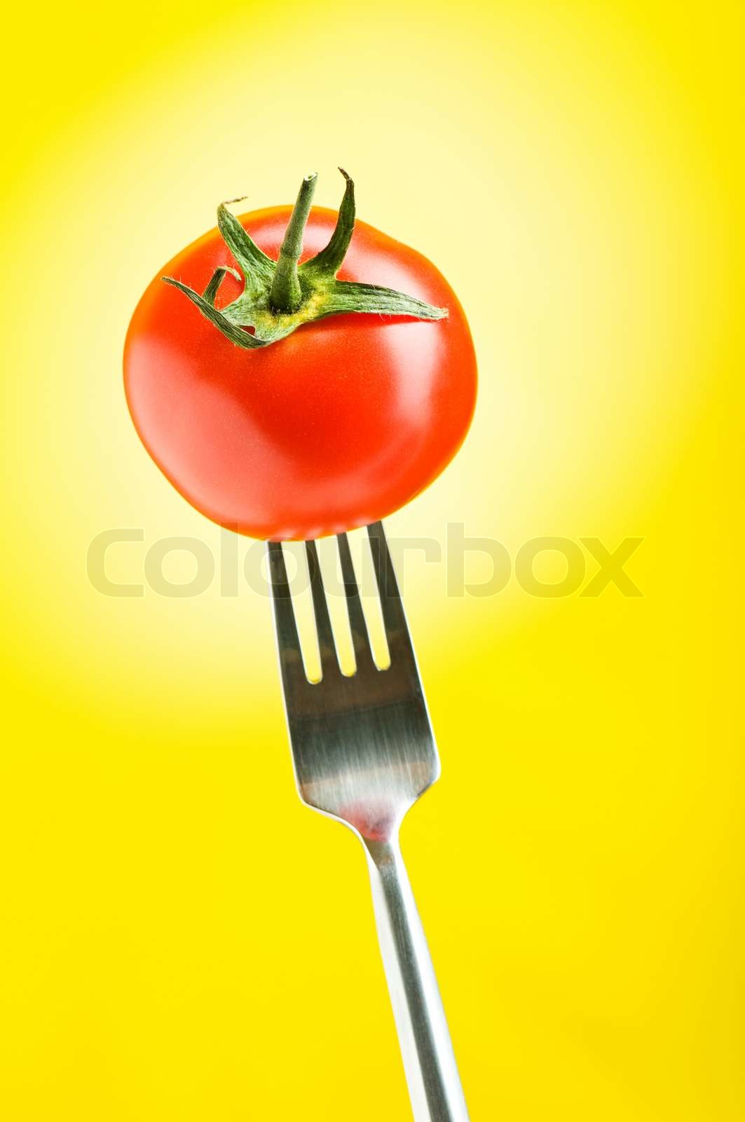 Rote Tomaten gegen Steigung Hintergrund | Stock Bild | Colourbox