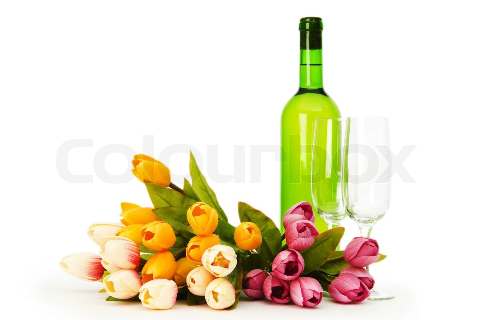 Wein und Blumen auf dem weißen Hintergrund isoliert Stock Bild