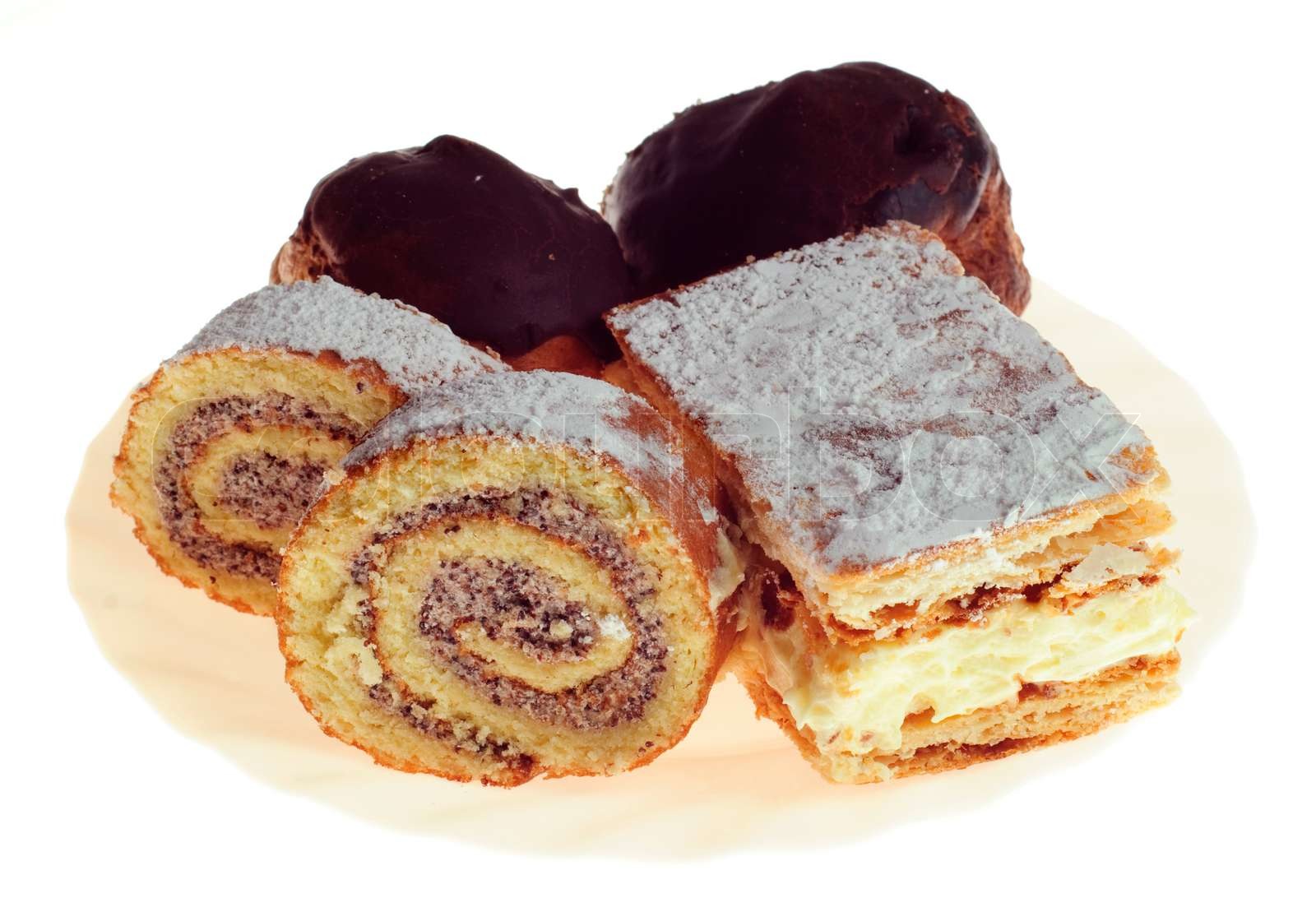 Verschiedene Kuchen auf einem weißen Teller auf weißem Hintergrund ...