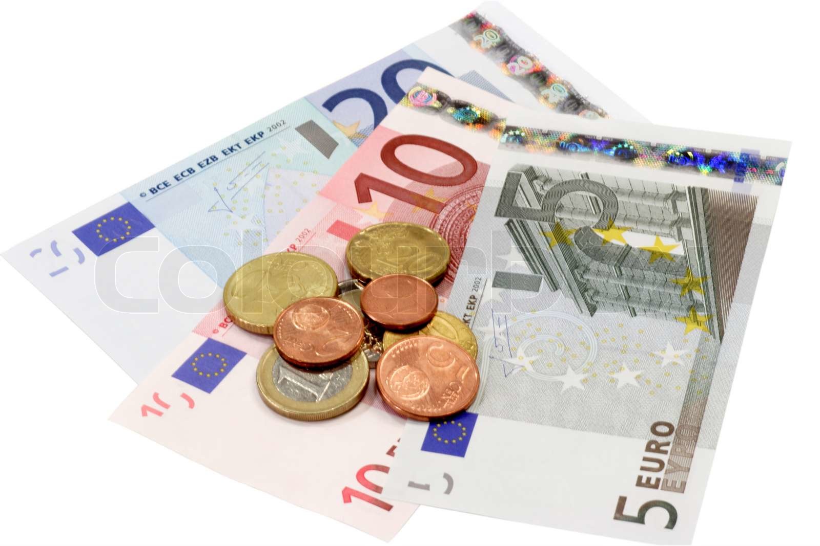 Europäische Währung in Münzen und Banknoten isoliert auf weißem