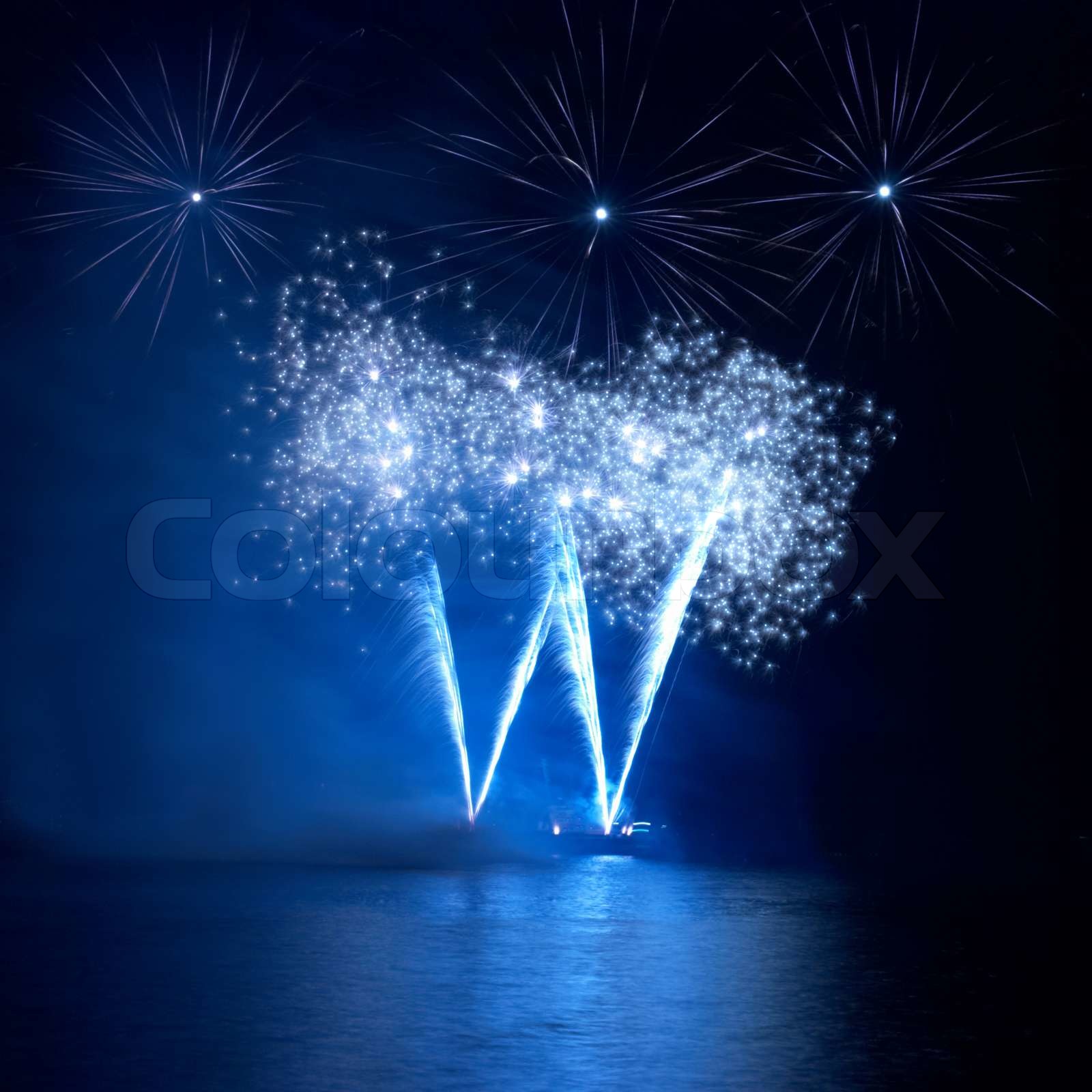 Blau Feuerwerk Auf Dem Schwarzen Himmel Hintergrund Stock Bild