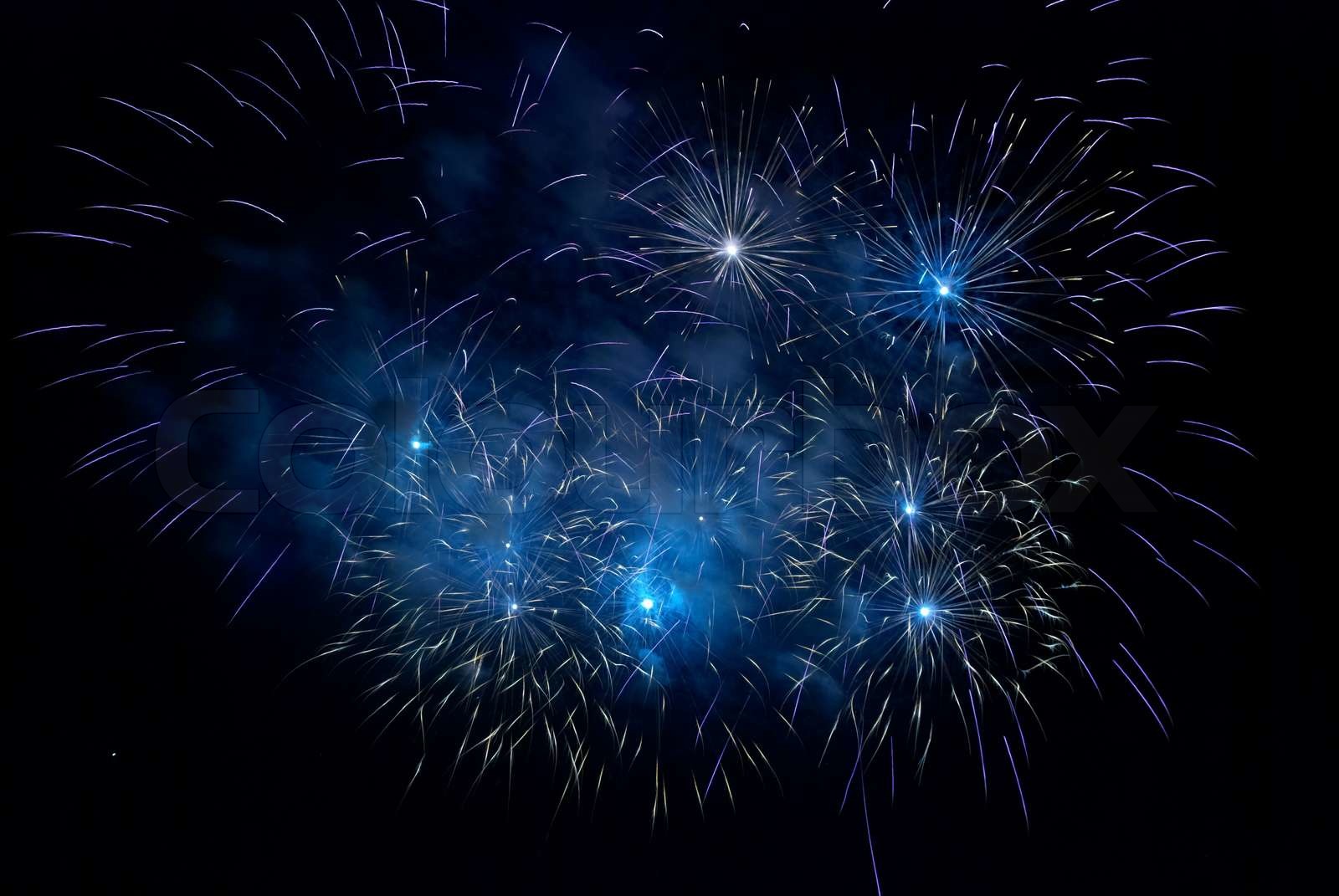 Blau Feuerwerk Auf Dem Schwarzen Himmel Hintergrund Stock Bild