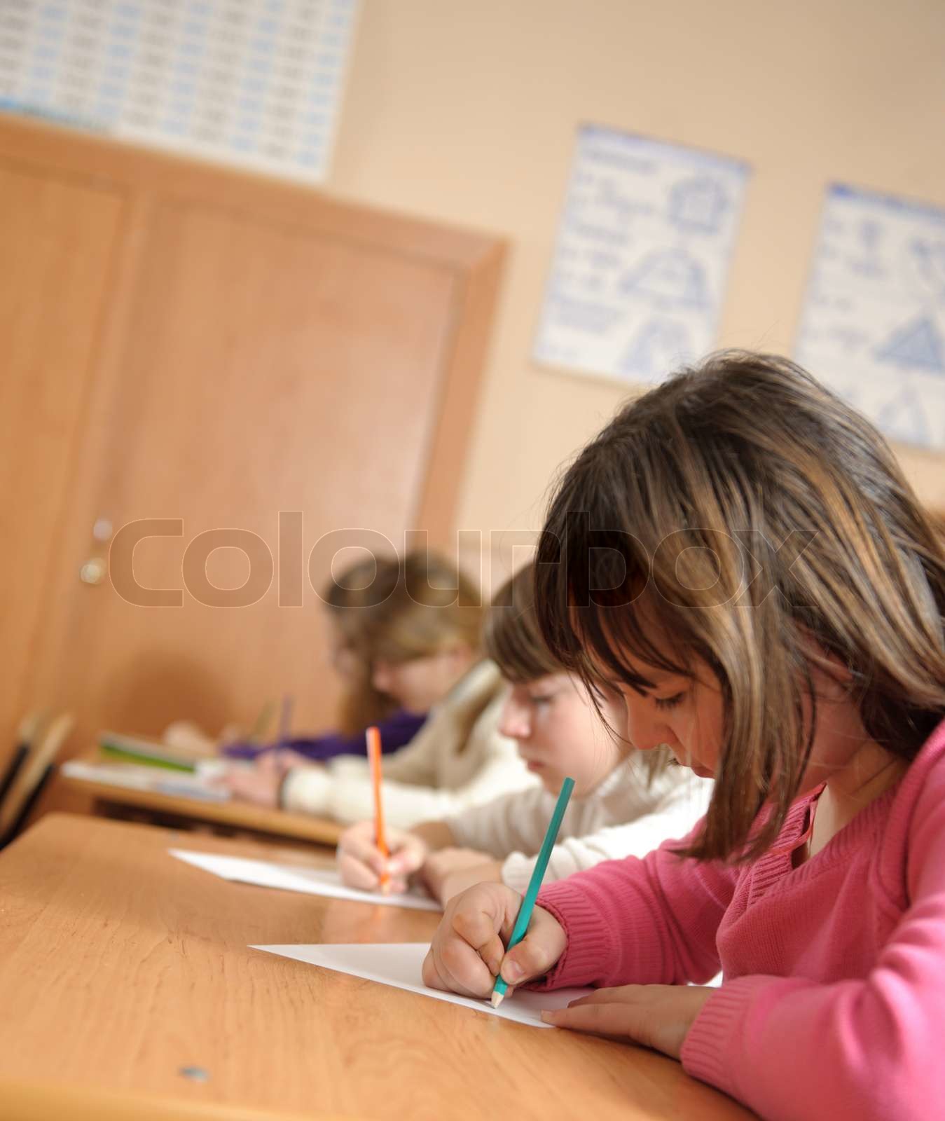 Nette Schüler schreiben mit Bleistift im Unterricht | Stock Bild ...