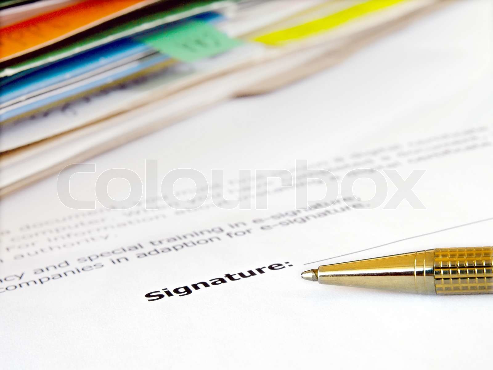 Unterzeichnung eines Vertrages. | Stock Bild | Colourbox