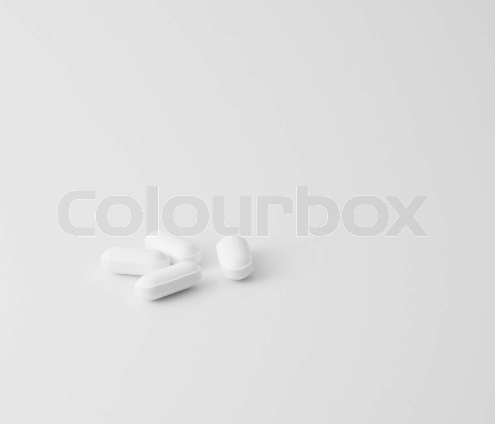 Gruppe der weißen Pillen , längliche | Stock Bild | Colourbox