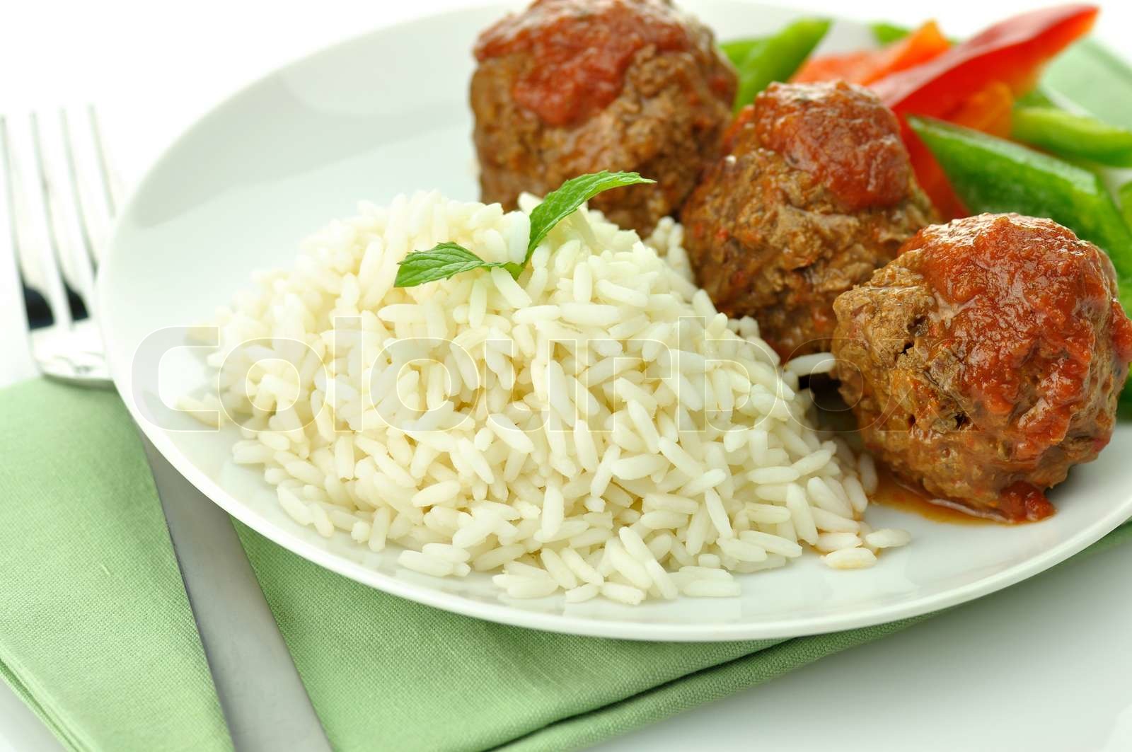 Frikadellen mit Reis und Gemüse hautnah | Stock Bild | Colourbox