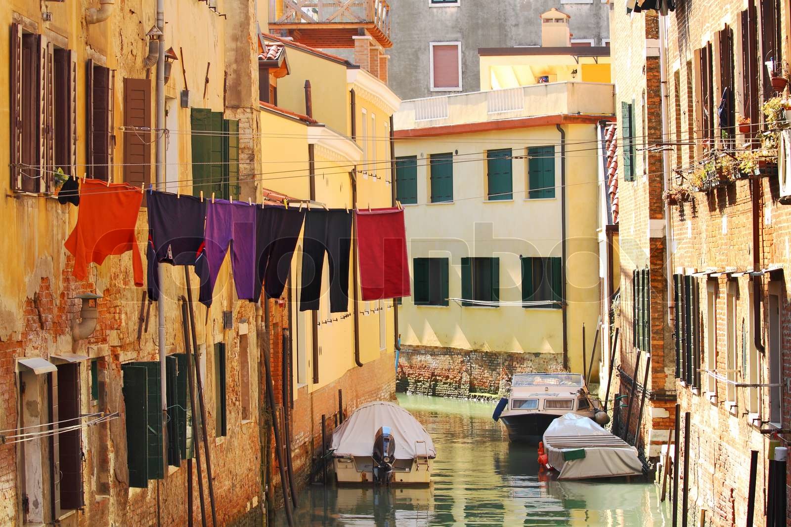 Lille Kanal Med B de Blandt Gamle Murstenshuse Med Vasket T j I Venedig 
