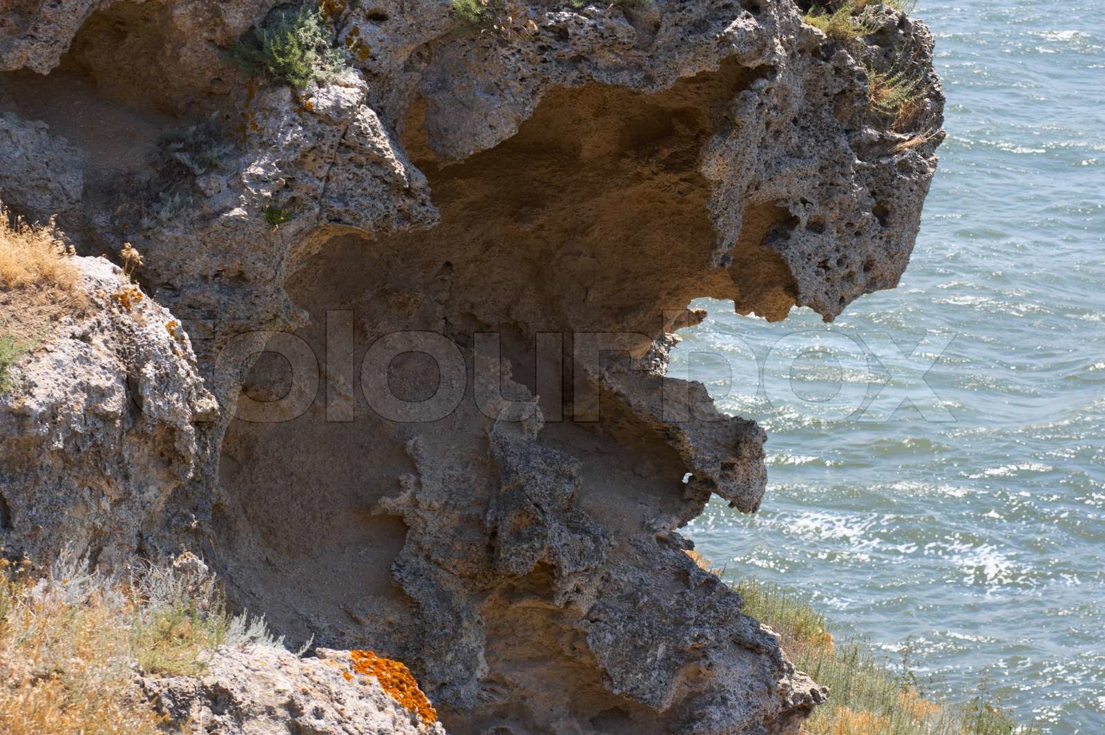 Coastal steinigen Klippe mit quaintweathering Formen | Stock Bild ...