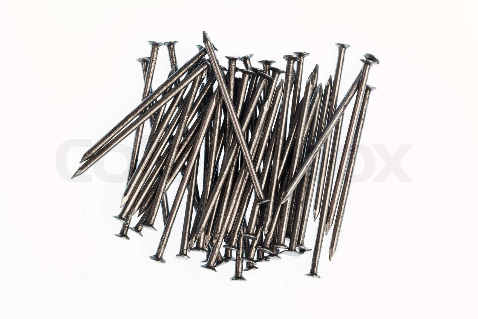 Die Nägel sind ein Handwerker auf einer Baustelle auf einem weißen