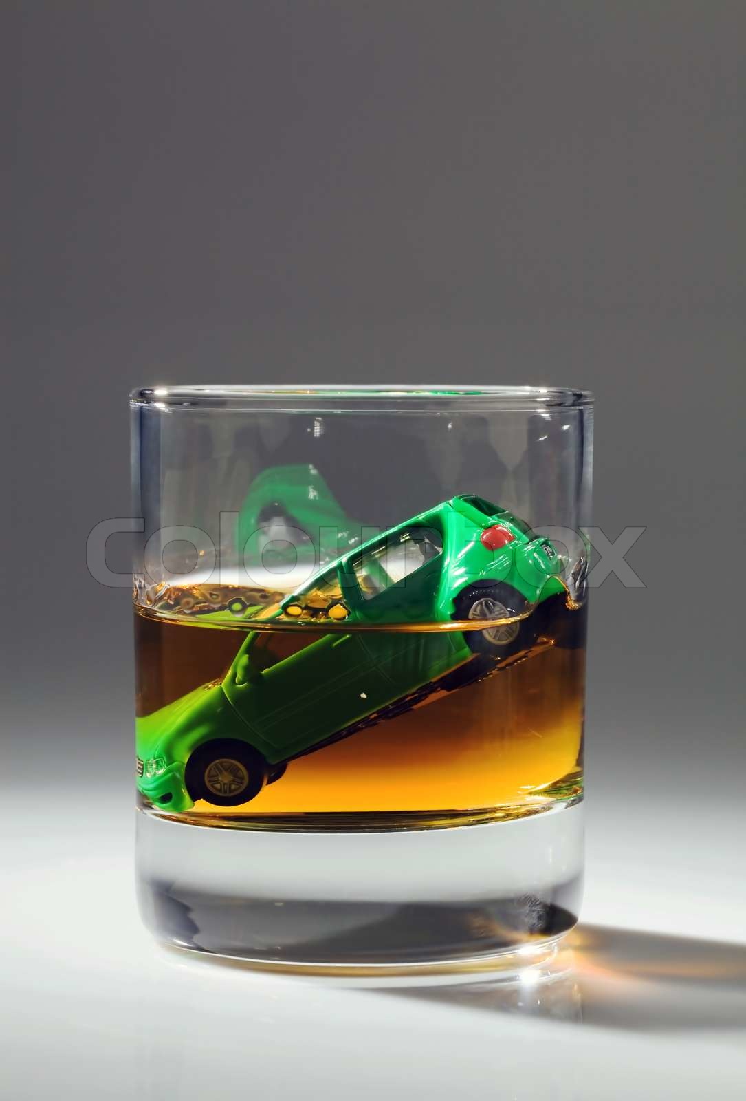 Bilnøgler og et glas alkohol på et bord | Stock foto | Colourbox