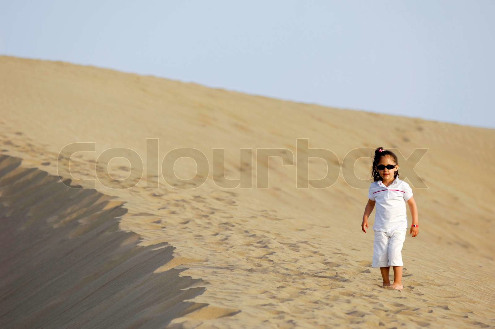 ein-kind-ganz-allein-in-der-w-ste-stock-bild-colourbox