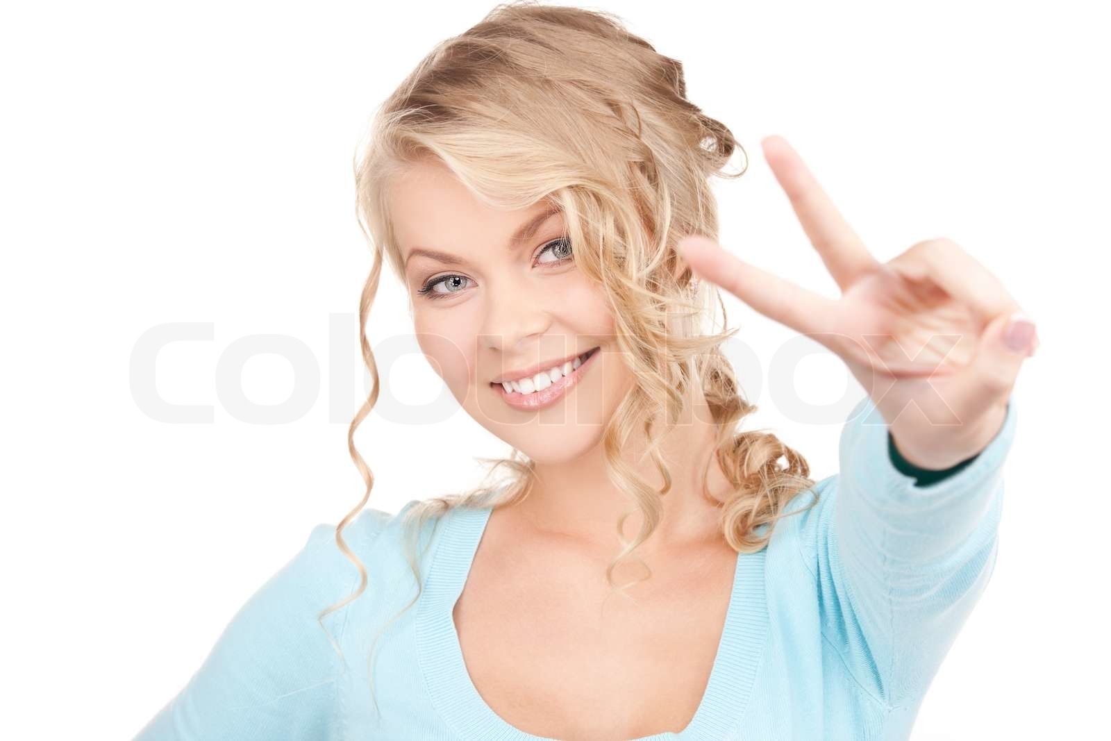 helles Bild der schönen Blondine zeigt VictoryZeichen Stock Bild