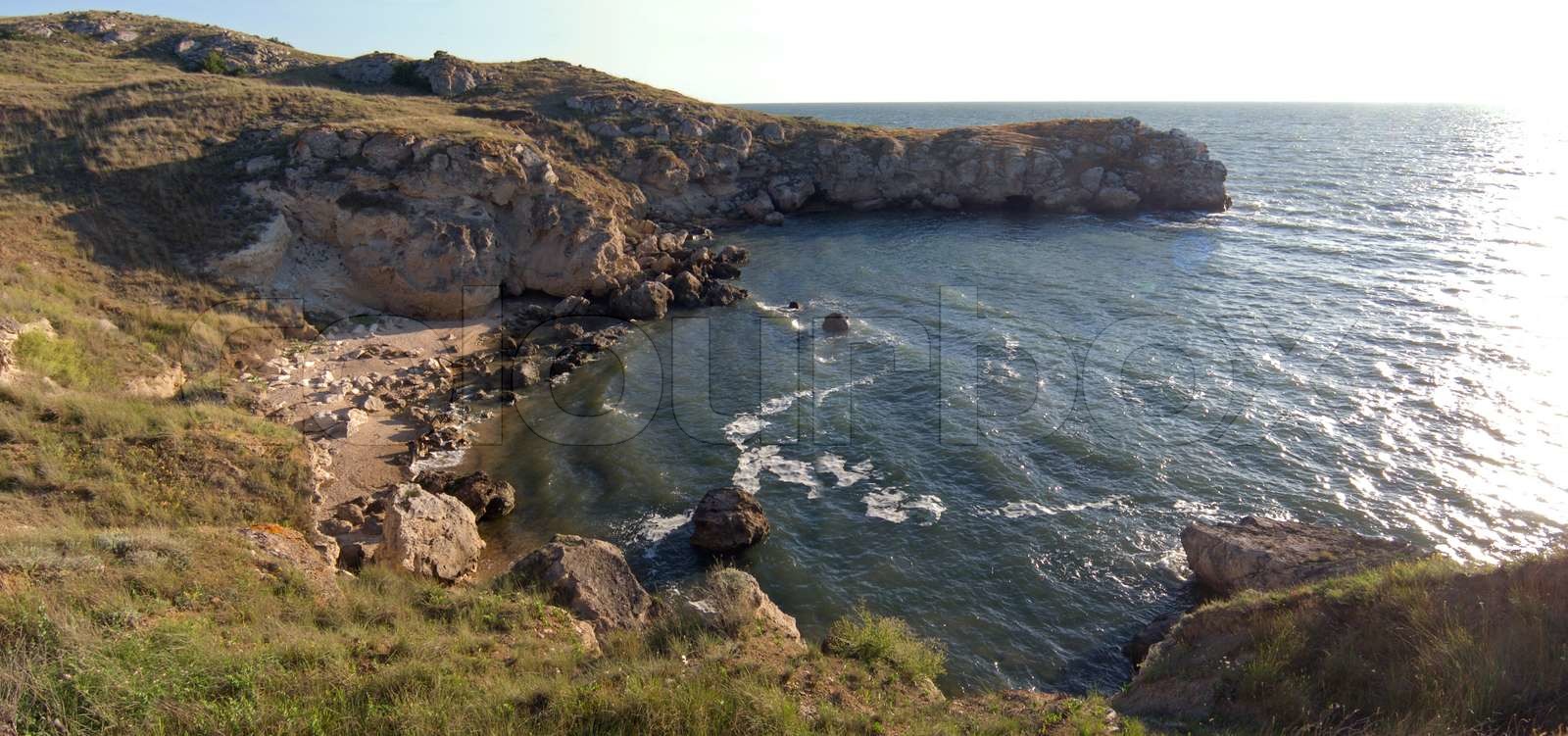 Kleine Meeresbucht mit Sandstrand und felsigen Grenzen und Weg Highlight Stock Kleine Meeresbucht mit Sandstrand und felsigen Grenzen und Weg Highlight Stock